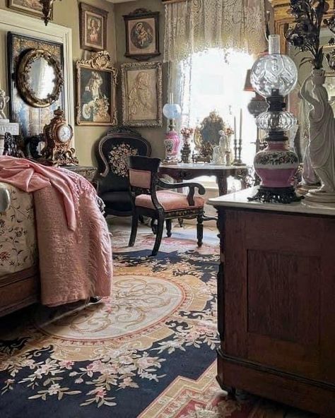 1800s Bedroom Ideas, Vintage Bedroom Design Victorian, 1700s Bedroom, Victorian Inspired Bedroom Modern, 1800s Room Aesthetic, Vintage House Decor Victorian, Antique Bedroom Ideas Victorian, Antique Inspired Bedrooms, Victorian Homes Bedroom