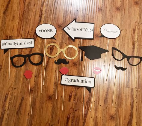 Graduation season is coming very soon! Need some props for Grad party???👩‍🎓👨‍🎓 Can make more custom props for your special party!! . . . DM… Props For Farewell Party, Freshers Party, Graduation Photo Booth Props, Graduation Centerpiece, Graduation Photo Booth, Photobooth Props Printable, Wonderland Events, College Graduation Photos, Farewell Parties