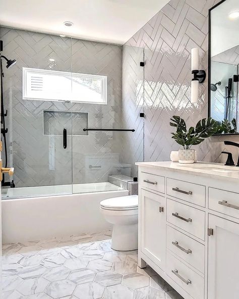 Bathroom With Tub And Shower Combo Interior Design, Hall Bathroom Tile Ideas, Bathroom Completely Tiled, Hall Bathroom Remodel Ideas, Modern Bathtub Ideas, Small Modern Bathroom With Tub Remodeling Ideas, Shower Glass Door Ideas Bath Tubs, Shower And Tub Tile Ideas, Bathroom Shower Tile With Tub