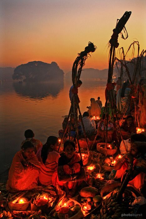 ‘Chhath Puja’ is a very joyous, colorful festival of the Hindu religion in India Bihari Culture, Chhath Puja, Amazing India, Festivals Of India, Hindu Festivals, We Are The World, God Pictures, Photo Art Gallery, West Bengal