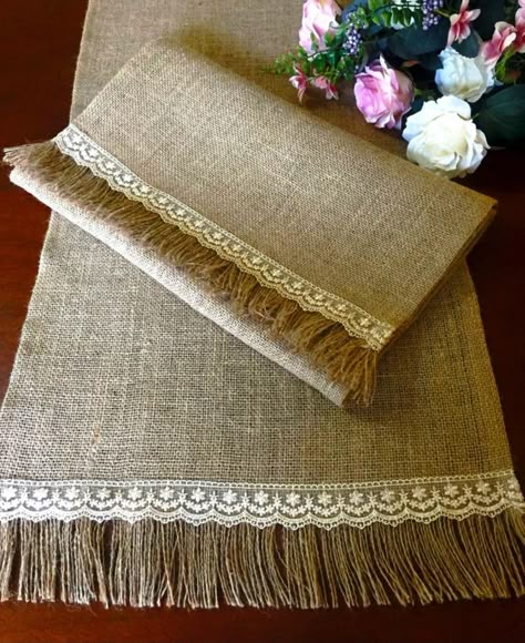 Boho Burlap Decor, Alpillera Ideas, Burlap Crafts Diy, Table Runner Diy, Embroidered Table Runner, Ramadan Crafts, Jute Crafts, Placemats Patterns, Burlap Crafts