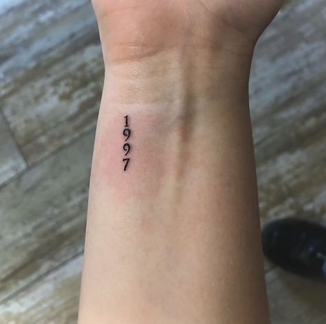 Birthdate Tattoo, Date Tattoos, Small Pretty Tattoos, Writing Tattoos, Petite Tattoos, Small Hand Tattoos, Cute Tattoos For Women, Classy Tattoos, Discreet Tattoos