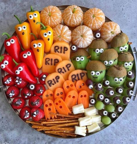 Halloween Platters, Snack Tray Ideas, Halloween Fruit Tray, Halloween Appetizers For Adults, Halloween Themed Appetizers, Halloween Food For Adults, Adult Halloween Party Food, Party Snack Ideas, Snack Halloween