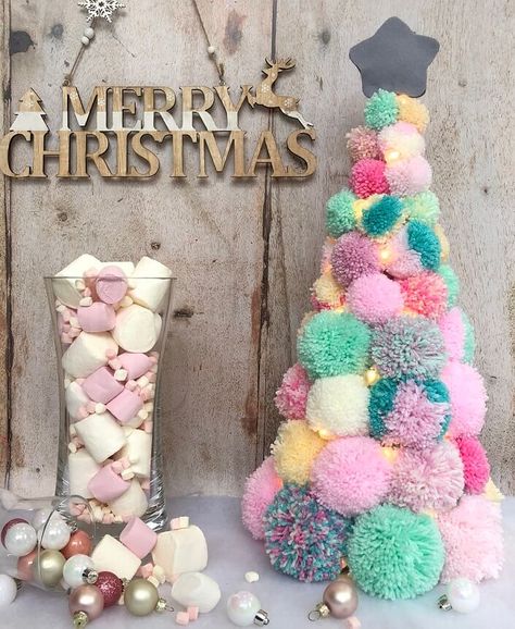 Pom Pom Trees Christmas, Pom Pom Christmas Tree Decorations, Diy Pom Pom Christmas Decorations, Diy Pom Pom Tree, Pom Pom Decor Ideas, Easy Yarn Christmas Crafts, Pastel Christmas Party, Pastel Christmas Decorations Diy, Pom Pom Christmas Crafts