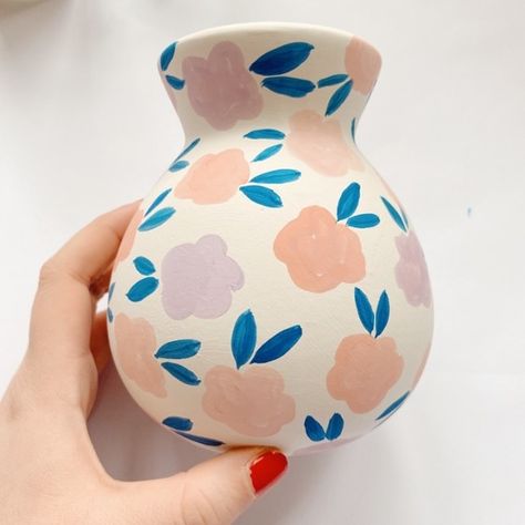 How To Decorate A Vase With Flowers, Diy Painting Vases, Painting Ideas On Vase, Vase Ideas Painting, Painted Ceramic Vase Ideas, Decorate Vases Ideas, Hand Painted Vases Pottery, Clay Pottery Painting Ideas, Painting Vase Ideas