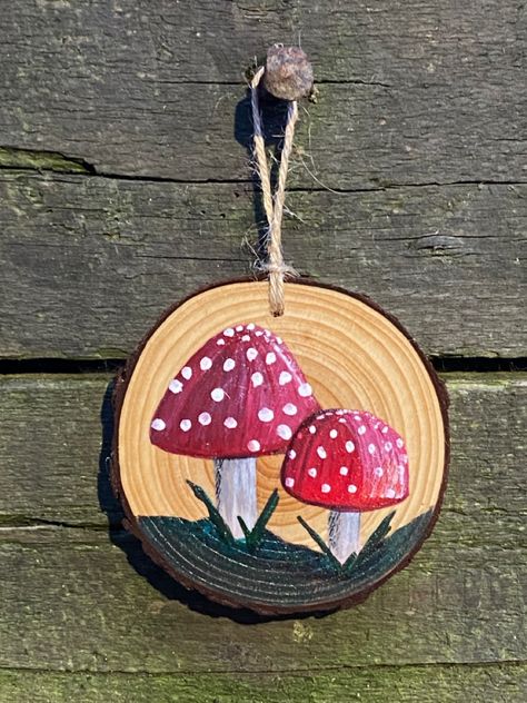 Painted Wooden Discs, Wood Disc Painting Ideas, Painting On Wooden Slices, Drawing On Wood Ideas Easy, Easy Wood Painting Ideas, Wood Cookie Painting, Wood Slice Art Ideas, Painted Wood Slices Ideas, Painted Wood Circles