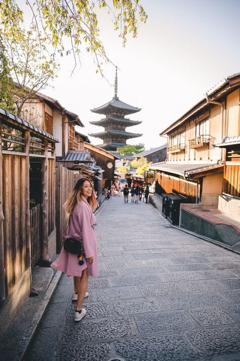 The Ultimate Guide to Kyoto - 10 things you must do in Kyoto - Connie and Luna Kimono Tokyo, Japan Mask, Japan Cafe, Japan Ootd, Japan Boy, Kyoto Itinerary, Japan Autumn, Japan Travel Destinations, Travel Pose