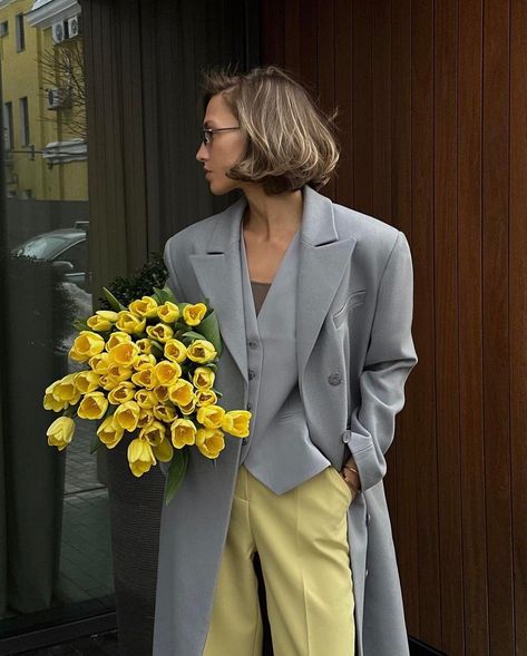 Areti’s - Areti’s added a new photo. Yellow Blazer Outfit, Palette Summer, Mode Casual, Cute Fall Outfits, 가을 패션, Autumn Outfit, Winter Fashion Outfits, Fall Looks, Elegant Outfit