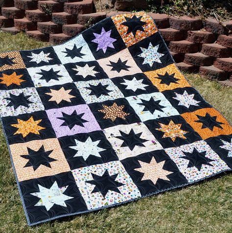 30+ Modern Halloween Quilt Pattern Ideas Easy Halloween Quilt Patterns, Halloween Quilts Ideas, Spooky Quilt, Quilt Styles, Quilt Pattern Ideas, Witch Quilt, Halloween Quilt Patterns, Halloween Blocks, Scary Bat