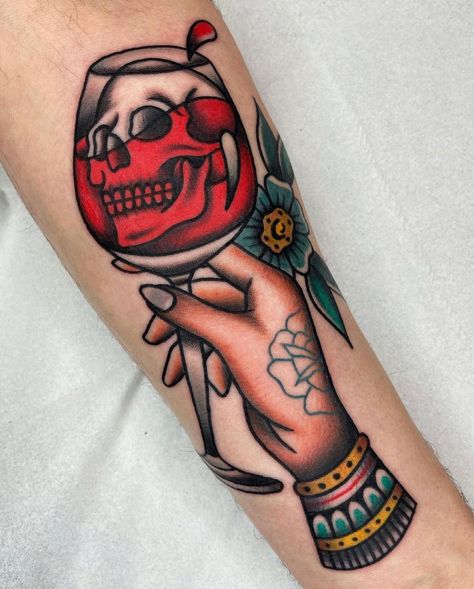 Hand Traditional Tattoo, Hand Holding Mirror, Mirror Tattoo, Mirror Tattoos, Old School Tattoos, Spooky Tattoos, Traditional Mirrors, School Tattoo, Old School Tattoo