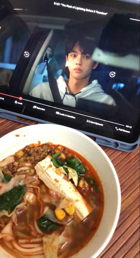 Ramen And Netflix Aesthetic, Eating While Watching Tv Aesthetic, Ramen At Home Aesthetic, Late Night Ramen Aesthetic, Food Night Aesthetic, Korean Ramen Aesthetic, Watching Kdrama Aesthetic, Ramen Noodles Aesthetic, Kdrama Food