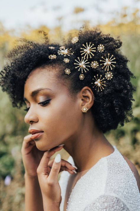 Natural Hair Wedding, Wedding Hairstyles Bride, Pelo Afro, Bridal Hair Jewelry, Bridal Hair Clip, Golden Hair, Short Wedding Hair, Flower Headpiece, Wedding Hair Pins