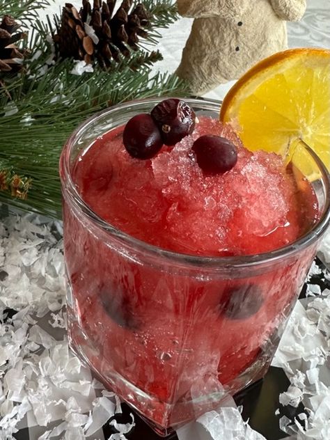 Cranberry Bourbon Slush Is The Best Holiday Cocktail - yeyfood.com Bourbon Slush Recipe, Whiskey Slush, Bourbon Slush, Hacks For Home, Cranberry Drinks, Slush Recipes, Cranberry Orange Bread, Cranberry Juice Cocktail, Chipped Beef