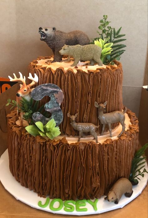 Woodland animal cake Wildlife Cake Ideas, Woodland Creature Cake, Wild Animal Cake, Forest Theme Cake, Camping Cake Ideas, Wildlife Cake, Forest Animals Cake, Forest Animal Cake, Forest Birthday Cake