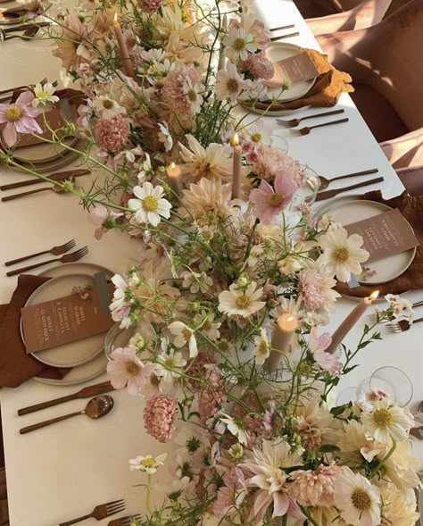 Romantic Floral Bouquet, Summer Soiree Wedding, Wedding In Front Of House, Indoor Wedding Dinner, Garden Party Wedding Indoor, Spring Earth Tones, 2026 Wedding Colors, Wedding Tent Flowers, Funky Wedding Flowers