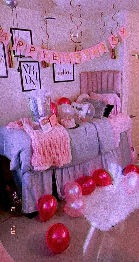 Best Friend Birthday Decor, Birthday Ideas For Roommate, Dorm Room Birthday Surprise, Birthday Room Decorations Surprise Best Friend, College Dorm Birthday Decorations, Decorating Best Friends Room Birthday, Decorating Friends Room For Birthday, Birthday Dorm Decorations, Roommate Birthday Gifts