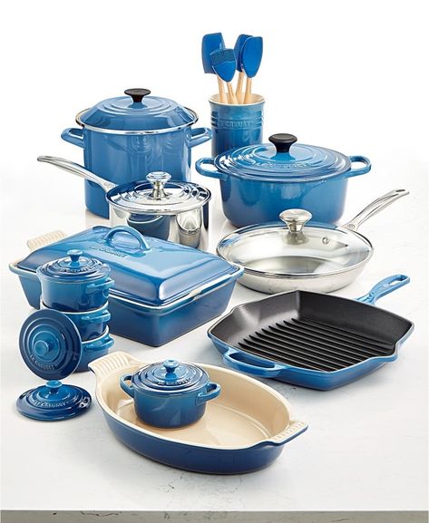 New Kitchen Gadgets, Le Creuset Cookware, American Kitchen, Gadgets Kitchen Cooking, Cookware Sets, Cute Kitchen, Cool Kitchen Gadgets, Kitchen Cookware, Kitchen Equipment