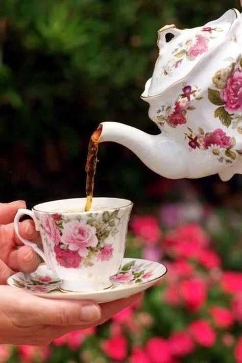 Finger Sandwich, Pouring Tea, Cuppa Tea, Chocolate Caliente, English Tea, Teapots And Cups, China Cups, My Cup Of Tea, Tee Set