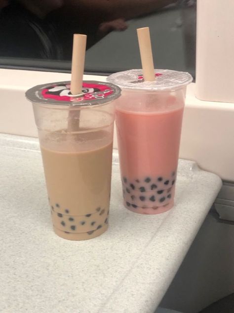 Aesthetic Drinks Starbucks, Aesthetic Boba Tea, Bubble Tea Boba, Boba Drink, Bubble Milk Tea, Kawaii Cooking, Creative Desserts, Pretty Drinks, Boba Tea