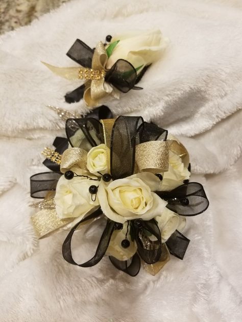 Gold Corsage Prom, Hoco Corsage, Gold Corsage, Prom Flowers Corsage, Corsage Ideas, Hoco Inspo, Homecoming Corsage, Prom Corsage, Gold Prom