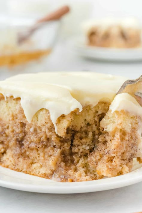 cinnamon roll poke cake bite Yellow Poke Cake Recipes, Yellow Poke Cake, Cinnamon Roll Poke Cake, Cinnabon Cake, Cinnamon Cake Recipes, Recipes Using Cake Mix, Cake Mix Desserts, Dessert Recipes For Kids, Cinnamon Cake