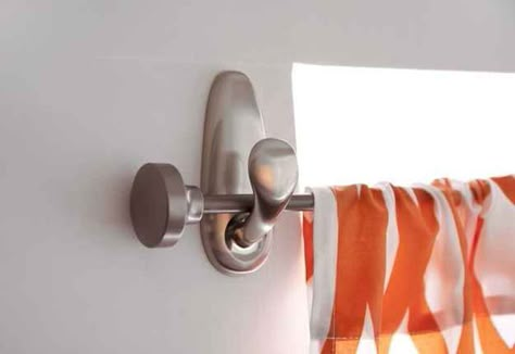 Use Command hooks to hang curtains — no holes, no mess! | 36 Clever DIY Ways To Decorate Your Classroom Hanging Curtain Rods, Command Hooks, Home Decor Hacks, Viria, Apartment Life, Hanging Curtains, Clever Diy, Short Cuts, Simple Decor