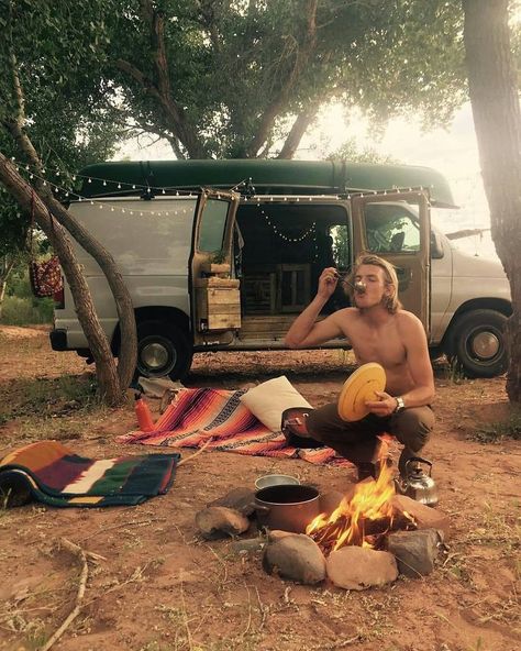 50+ Pics From 'Project Van Life' Instagram That Will Make You Wanna Quit Your Job And Travel The World Dreamy Photos, Quitting Job, Hippie Lifestyle, Bus Life, Hippie Van, Bank Accounts, Van Living, Travel Van, Hippie Life