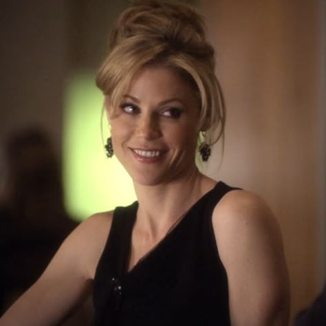 Clair Dunphy Hair, Claire Dunphy Icon, Claire Modern Family Haircut, Claire Dunphy Aesthetic, Claire Dunphy Hair, Clare Dunphy, Julie Bowen Haircut, Claire Modern Family, Clair Dunphy