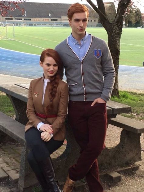 Cheryl & Jason Blossom Riverdale Jason, Riverdale Photos, Trevor Stines, Riverdale Poster, Riverdale Fashion, Riverdale Characters, Riverdale Aesthetic, Riverdale Cheryl, Cast Photos