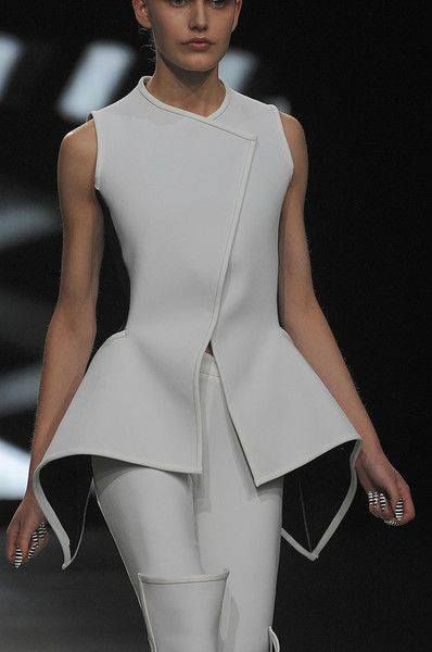 Sculptural Fashion, White Clothes, Futuristic Style, Gareth Pugh, Futuristic Fashion, Future Fashion, Looks Chic, 가을 패션, Looks Style