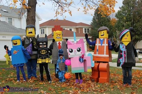 Ideas de disfraces en grupo para carnaval Lego Movie Costume, Family Themed Halloween Costumes, Lego Costume, Lego Halloween, Themed Halloween Costumes, The Lego Movie, Homemade Costumes, Halloween Costume Contest, Lego Party