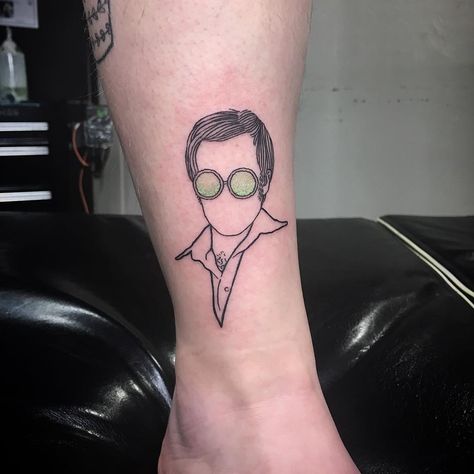 Elton John tattoo by Randi Fitzpatrick #RandiFitzpatrick #musictattoos #linework #minimal #color #sunglasses #EltonJohn #portrait #bust #glam #music #singer #simple #small #tattoooftheday | Mar 5th 2018 | 483697 John Tattoo Ideas, Elton John Tattoo Ideas, Elton John Tattoo, John Tattoo, Hannah Tattoo, Tattoos Leg, Tattoos To Cover Scars, Rock Tattoo, Color Sunglasses