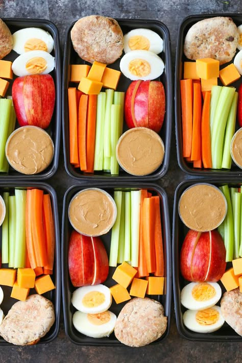 Copycat Starbucks Protein Bistro Box - Now you can easily make your own snack boxes! Healthy, nutritious and prepped for lunch or post-workout snacks! Starbucks Protein, Bistro Box, Snack Boxes Healthy, Snack Boxes, Copycat Starbucks, Post Workout Snacks, Makanan Diet, Prepped Lunches, Workout Snacks