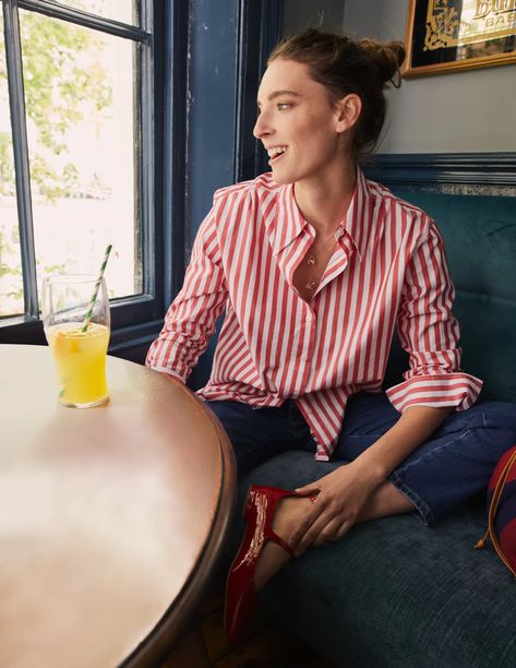 Red Striped Shirt Outfit, Striped Blouse Outfit, White Striped Shirt Outfit, Outfits With Striped Shirts, Red Stripes Top, Parisienne Style, Red Striped Shirt, White Stripes Shirt, Layered Blouse