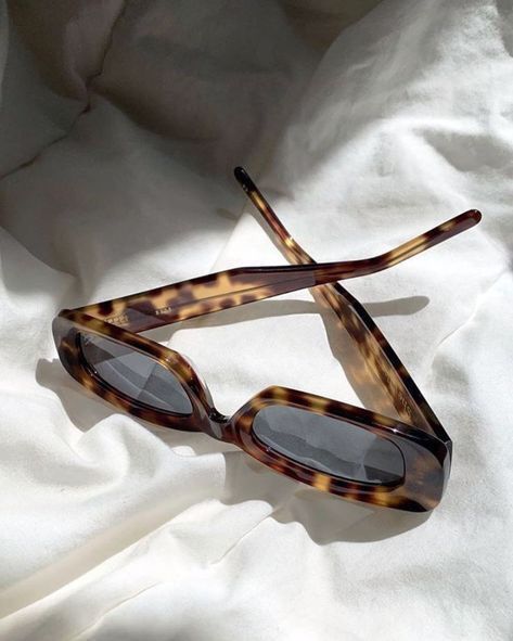 sunnies tortoise sunglasses women's fashion accessories amazon favorites must haves 90s Glasses, Leopard Sunglasses, Accessory Inspo, Cool Glasses, Stylish Glasses, Foto Ideas Instagram, Autumn Fashion Women, Sunglasses Vintage, Designer Sunglasses