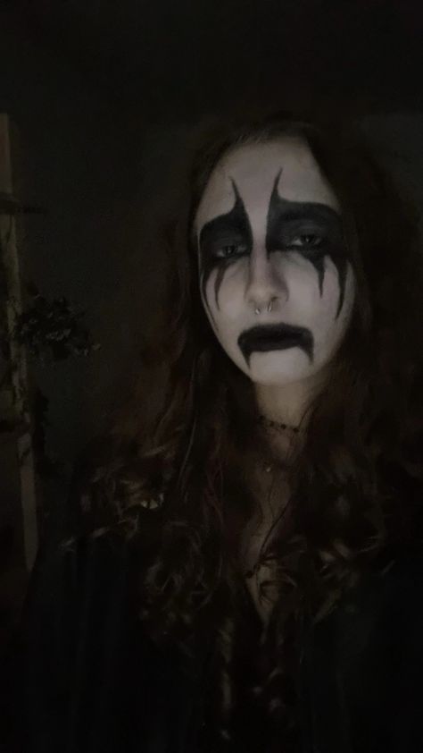 person with curly hair in corpse paint Black Metal Makeup, Corpse Paint Makeup, Corpse Paint Ideas, Haunted House Makeup, Metalhead Fashion, Mayhem Black Metal, Metal Makeup, Goth Eye Makeup, Black Metal Girl