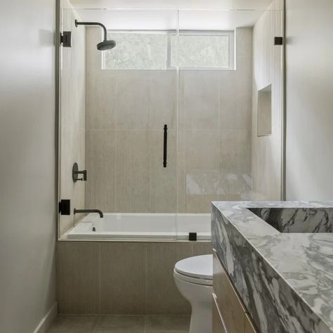 75 Beautiful Small Modern Bathroom Ideas & Designs - July 2024 | Houzz AU Narrow Bathroom Ideas With Tub, Small Modern Bathroom Ideas, Bathroom Scandinavian Style, Small Modern Bathroom, Small Narrow Bathroom, Small Bathroom With Tub, Modern Bathroom Designs, Small Full Bathroom, Bathroom Design Small Modern