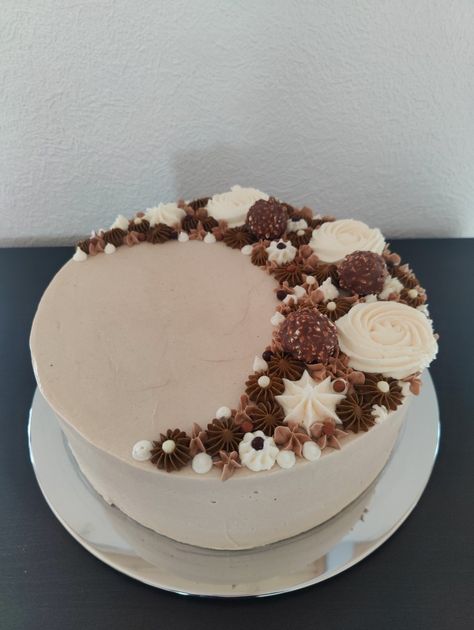 Chocolate cake Butter creme with chocolate Brown, white and light brown decorations. Beige Cake Design, Brown Cake Ideas, Beige Cake, Brown Cake, White Party Decorations, Simple Cake, 21st Birthday Cake, Engagement Cakes, Cake Decorating Designs