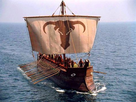 Greek Trireme under sail Troy Movie, Greek Warrior, Empire Romain, Sailing Vessel, Tall Ships, Bronze Age, Ancient Greece, British Museum, Ship Art