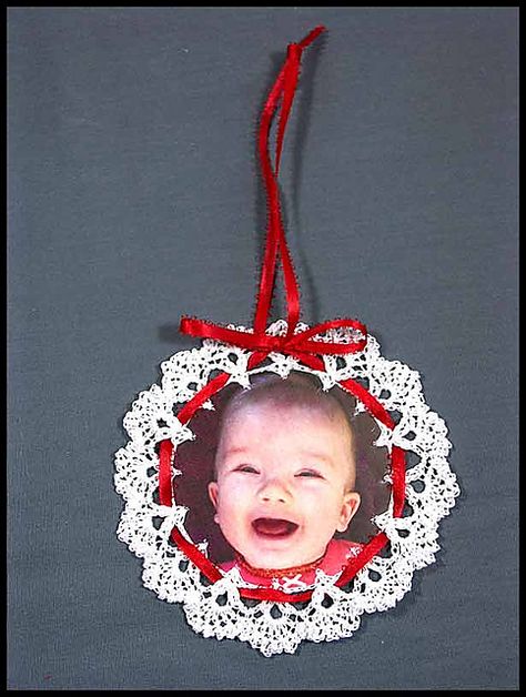 Christmas Photo Ornament - made this for my niece's first baby's Christmas out of size 10 crochet cotton. Crochet Baby Ornament, Crochet Photo Ornaments, Crochet Christmas Picture Frame Ornament, My First Christmas Ornament In Plastic Canvas, Kid Picture Frame Ornament, Christmas Picture Frames, Picture Frame Ornaments, Photo Christmas Ornaments, Christmas Picture