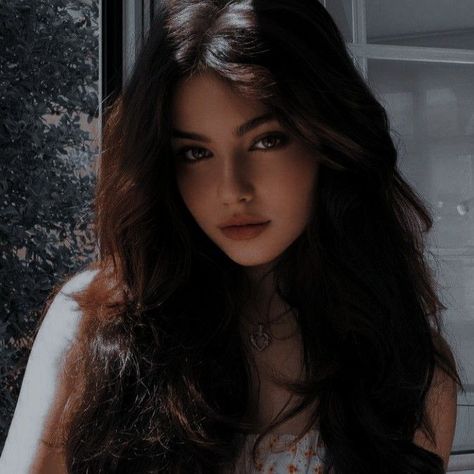 Black Hair Aesthetic, Girls With Black Hair, Makijaż Smokey Eye, Face Aesthetic, Long Brown Hair, Brunette Girl, Dark Brown Hair, Character Inspo, Book Characters