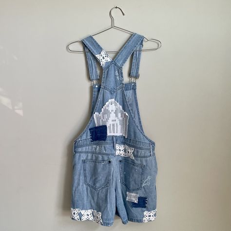 Patchwork overalls shorts with paint splatter, painted flowers, and embroidery. Painting On Denim, Farmer Overalls, Painted Overalls, Patchwork Overalls, Denim Short Romper, Overalls Shorts, Striped Two Piece, Short Romper, Black Overalls