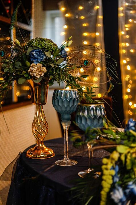 Peacock Feather Wedding, Peacock Aesthetic, Peacock Art Deco Wedding, Peacock Wedding Table Decor, Peacock Theme Indian Wedding Decoration, Peacock Vase Arrangement, Peacock Feathers Vase Arrangement, Teal Gold Wedding, Peacock Wedding Centerpieces