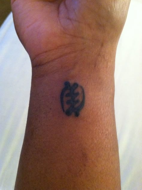 GYE NYAME meaning "Except for God" is the West African symbol of the supremacy and omnipresence of God! Always remember that GOD is always in us!!! Gye Nyame Tattoo, Classic Style Tattoo, Adinkra Tattoo, Gye Nyame, African Tattoo, African Symbols, Symbol Tattoo, Black Girls With Tattoos, Small Tattoos Simple