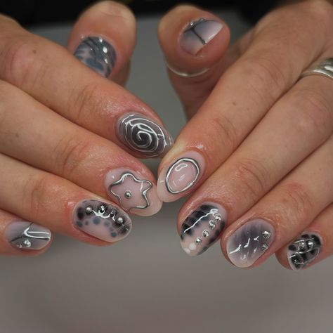 Black and grey freestyle set. How cute is the lil chrome flower 🥰 . . . #blackandgreynails #silverchromenails #3dnailart #nailinspo #bristolnails #bristolnailart #bristolbiab Silver Flower Nails, Silver Monochrome Nails, Pink Grey And Black Nails, Black And Chrome Nails Designs, Pink And Grey Nails, Chrome Short Nails, Black And Silver Aura Nails, Silver Chrome Nails Designs 3d, Molten Silver Nails