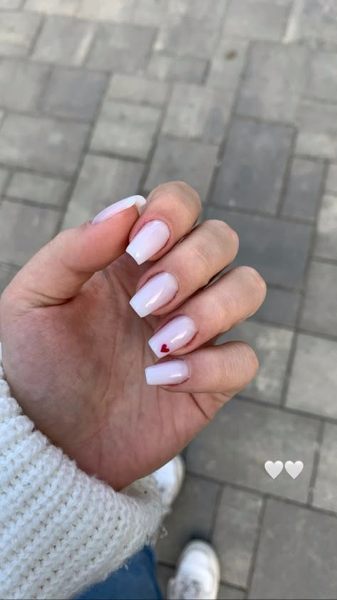 White Nails With Letter On It, Basic Nails With Heart, White Nails Ideas 2024, White Clean Nails, Basic Nail Inspiration, Nails White With Heart, Simple Nails With Heart, Nails Inspiration 2024, Basic Nail Ideas Simple