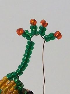 Free detailed tutorial with step by step photos on how to make a frog out of seed beads and wire in the technique of 3D beading. Great for beginners! Beaded Frog Tutorial, Seed Bead Frog, Bead Frog, Frog Bracelet, Beaded Animals Tutorial, Pony Bead Animals, 3d Beading, Frog Jewelry, Frog Crafts