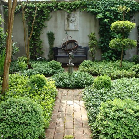 I love garden walls! From the intimate courtyard gardens of Charleston to the vast English garden designs of Europe. Which leads me to… Side Gardens, Charleston Gardens, Courtyard Ideas, Small Courtyard, English Garden Design, Small Courtyard Gardens, Courtyard Gardens Design, Courtyard Design, Small Courtyards