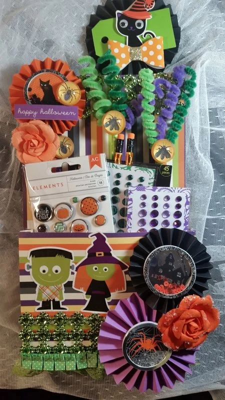 Halloween Stuffed Envelope, Halloween Envelope Ideas, Loaded Envelope Ideas, Stuffed Pockets, Stuffed Envelopes, Aesthetic Craft Ideas, Happy Mail Inspiration, Mail Inspiration, Halloween Party Packs