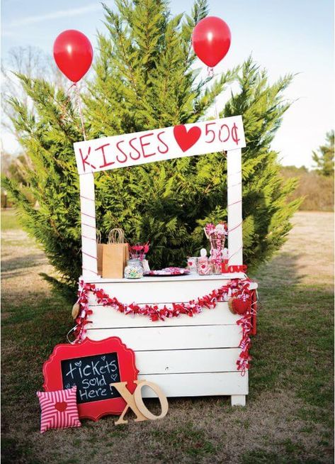 27 Sweet Valentine's Day Party Ideas to Show Your Guests Some Love Day Photoshoot, Valentines Minis, Valentines Photoshoot, Valentine Day Kiss, Valentine Mini Session, Diy Photography Props, Valentine Photo Shoot, Valentine Picture, Mini Session Ideas